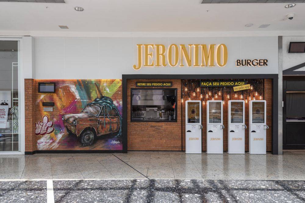 Na rede de lanchonetes Jeronimo, há apenas um caixa físico para registrar os pedidos dos clientes. O restante é apenas em totens de autoatendimento. Foto: Fernando Zequinão/Gazeta do Povo. Na rede de lanchonetes Jeronimo, há apenas um caixa físico para registrar os pedidos dos clientes. O restante é apenas em totens de autoatendimento. Foto: Fernando Zequinão/Gazeta do Povo.