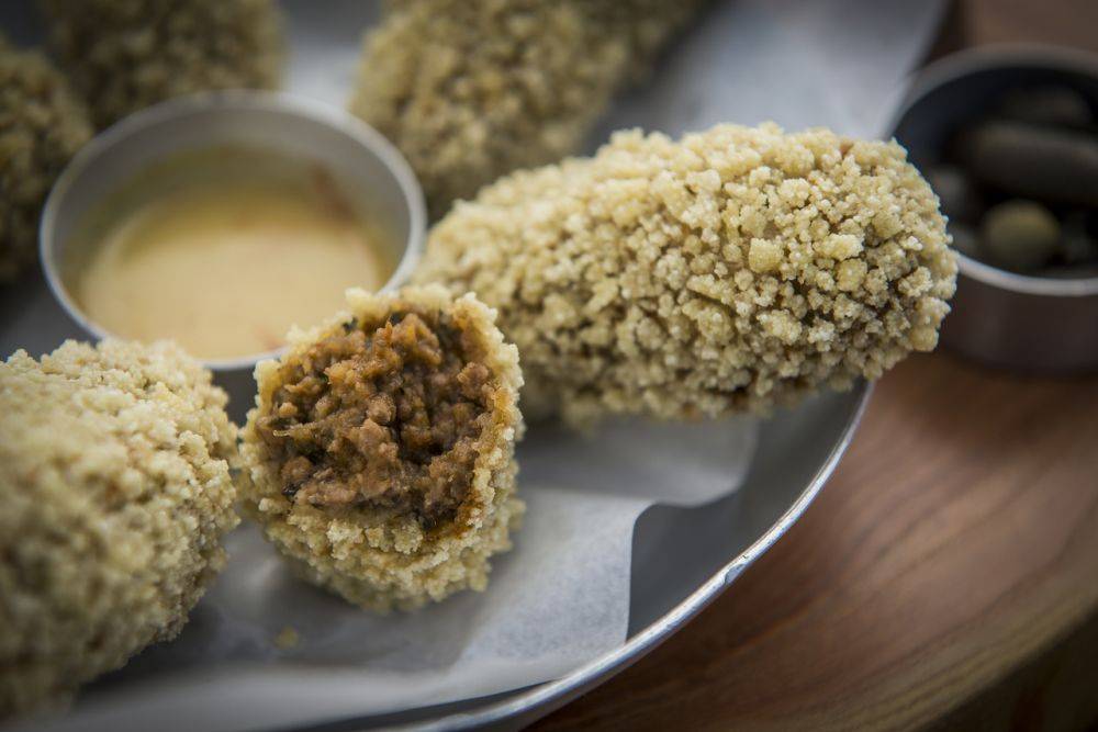 Croquete da Jó, bolinho de carne com jambu acompanhado de molho de tucupi com pimenta. Foto: Leticia Akemi/Gazeta do Povo Croquete da Jó, bolinho de carne com jambu acompanhado de molho de tucupi com pimenta. Foto: Leticia Akemi/Gazeta do Povo