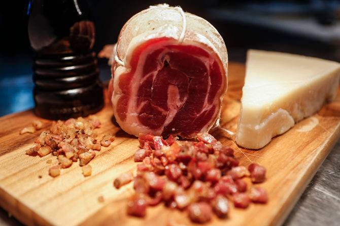 Receita leva queijo, pancetta e gemas. Receita leva queijo, pancetta e gemas.