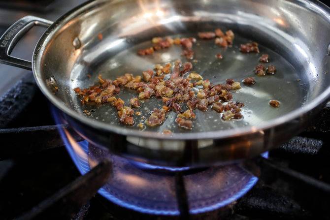 A panela quente desidrata a superfície do alimento e doura de forma mais rápida. Foto: Jonathan Campos/Gazeta do Povo. A panela quente desidrata a superfície do alimento e doura de forma mais rápida. Foto: Jonathan Campos/Gazeta do Povo.