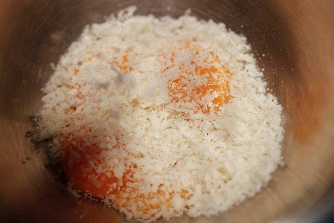 Em outro recipiente misture as gemas com o queijo ralado fino e tempere com pimenta do reino moída na hora. Em outro recipiente misture as gemas com o queijo ralado fino e tempere com pimenta do reino moída na hora.