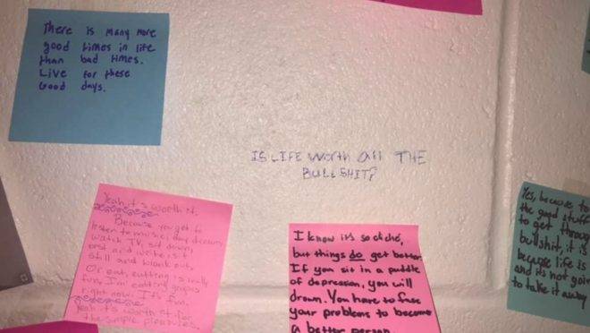 Mural foi uma possibilidade de abrir uma conversa sobre saúde mental e apoio mútuo entre os alunos.