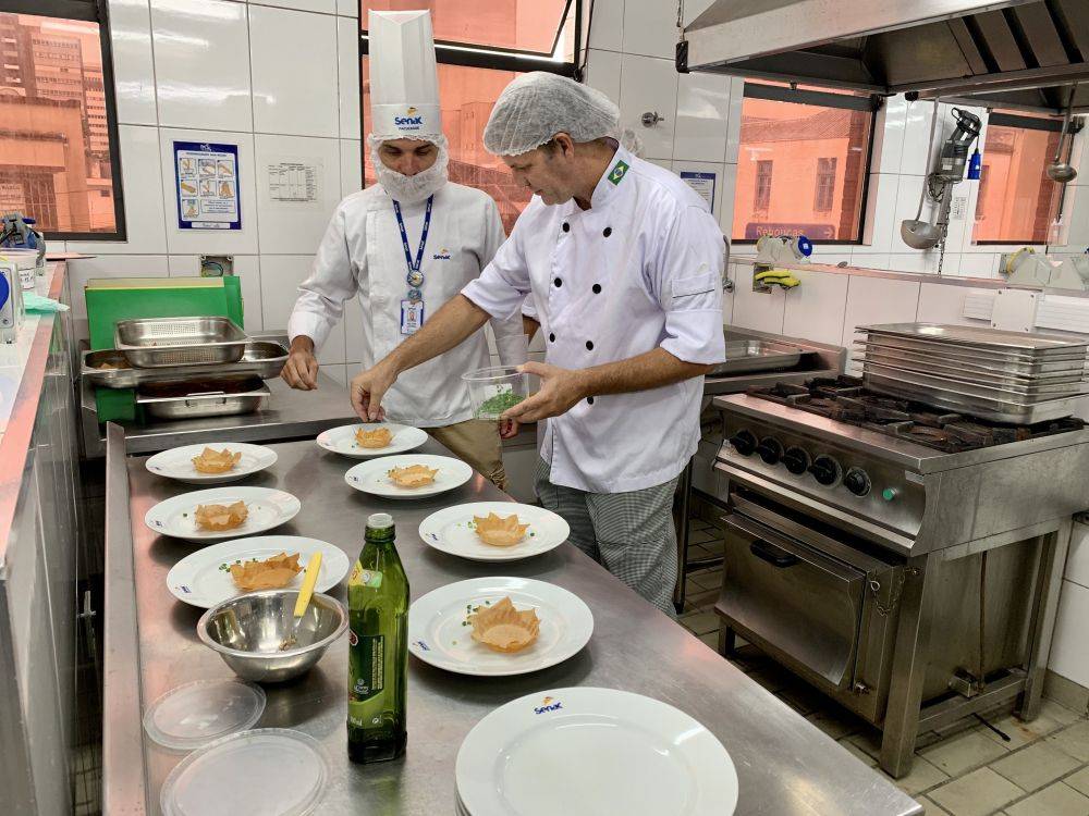 Ailton Almeida explica que a devida capacitação dos colaboradores ajuda a evitar a contaminação dos alimentos na cozinha. Foto: Guilherme Grandi/Gazeta do Povo. Ailton Almeida explica que a devida capacitação dos colaboradores ajuda a evitar a contaminação dos alimentos na cozinha. Foto: Guilherme Grandi/Gazeta do Povo.