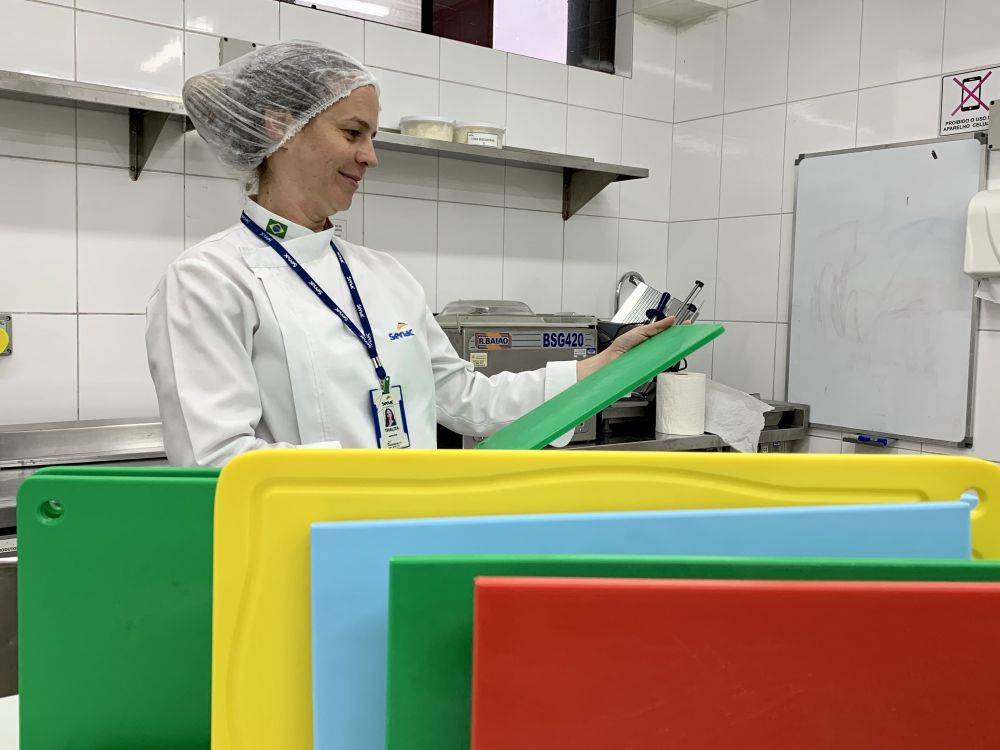 Cada cor de tábua indica qual alimento deve ser manipulado. Foto: Guilherme Grandi/Gazeta do Povo. Cada cor de tábua indica qual alimento deve ser manipulado. Foto: Guilherme Grandi/Gazeta do Povo.