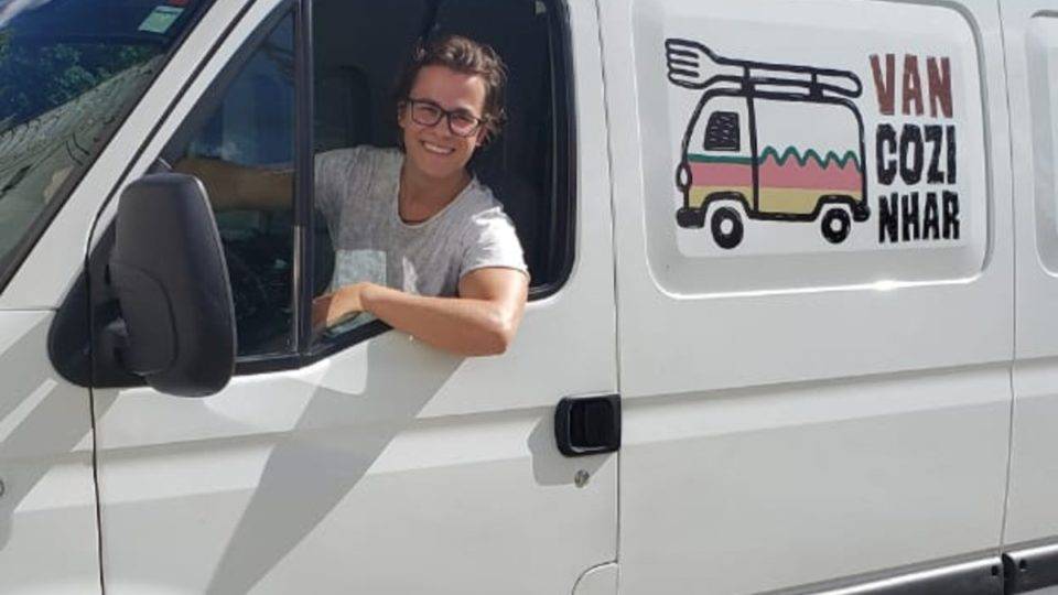 Ex-masterchef Rui Morschel comanda o Van Cozinhar, novo projeto do Bom Gourmet Rui a bordo da sua van, a Polaca. Foto: Divulgação