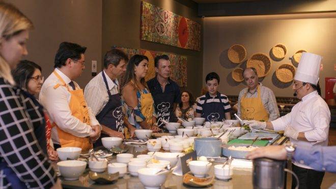Chefperuano Isidoro Troyes ensina um grupo a fazer ceviche. Depois vem a degustação.