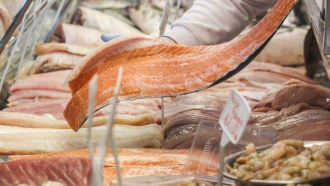 Os pescados podem ser transportados refrigerados ou congelados, mas é preciso ficar atento à qualidade do fornecedor. Foto: Marcelo Elias/Gazeta do Povo.