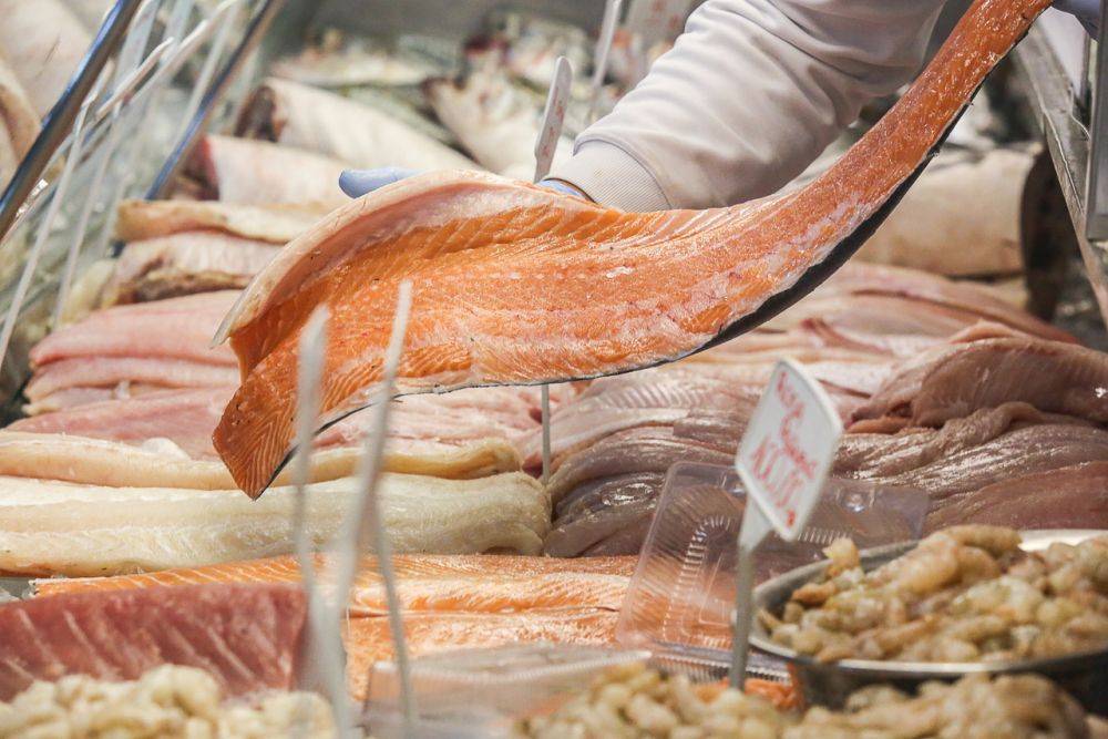 Os pescados podem ser transportados refrigerados ou congelados, mas é preciso ficar atento à qualidade do fornecedor. Foto: Marcelo Elias/Gazeta do Povo. Os pescados podem ser transportados refrigerados ou congelados, mas é preciso ficar atento à qualidade do fornecedor. Foto: Marcelo Elias/Gazeta do Povo.
