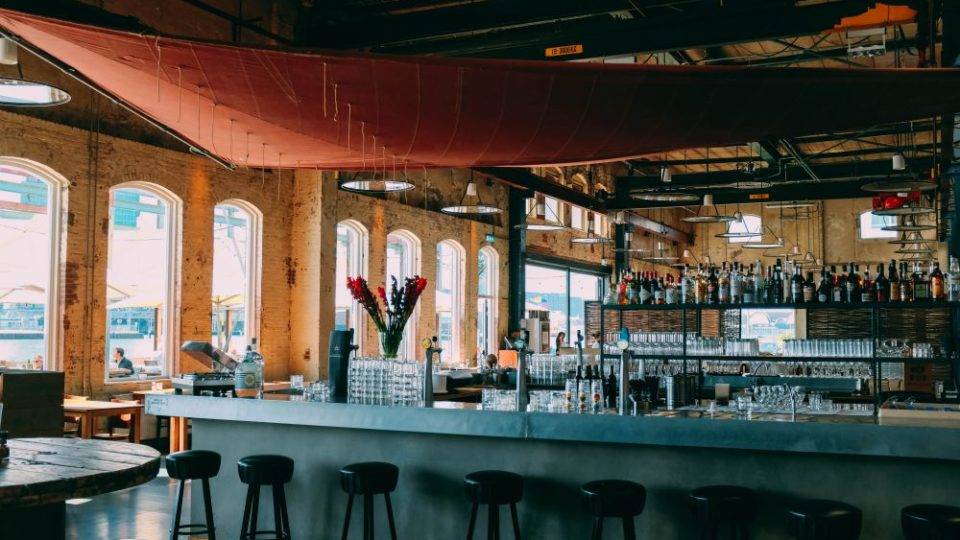 Os negócios de bar e de hamburgueria estão entre os mais buscados na plataforma do Sebrae. Foto: Unsplash.