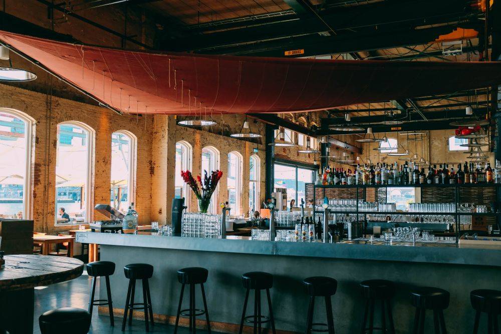 Os negócios de bar e de hamburgueria estão entre os mais buscados na plataforma do Sebrae. Foto: Unsplash. Os negócios de bar e de hamburgueria estão entre os mais buscados na plataforma do Sebrae. Foto: Unsplash.