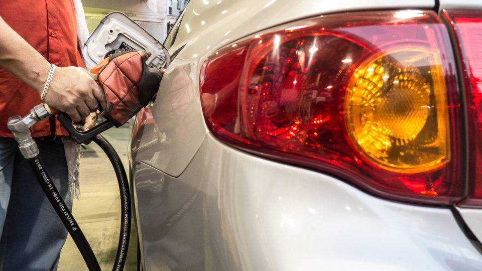 O impacto de zerar impostos dos combustíveis no bolso do consumidor e para os cofres públicos
