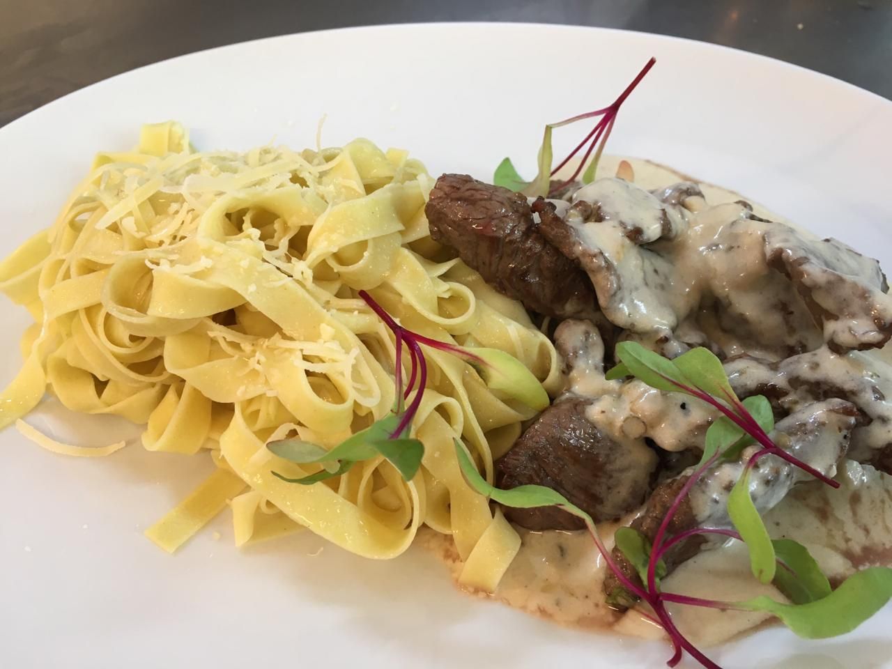 Goujons de mignon ao creme poivre vert com tagliatelle na manteiga. Goujons de mignon ao creme poivre vert com tagliatelle na manteiga.