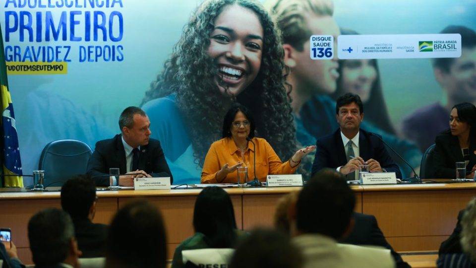 De abstinência sexual a ação em escolas: 5 mitos sobre a campanha de Damares A ministra da Mulher, da Família e dos Direitos Humanos, Damares Alves, e o ministro da Saúde, Luiz Henrique Mandetta, lançam a Campanha Nacional de Prevenção à Gravidez na Adolescência