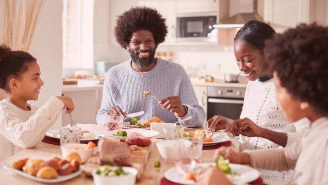 A imunidade do corpo aumenta com bons hábitos alimentares e a prática frequente de atividade física, o que reduz significativamente a chance de doenças causadas por vírus e bactérias.