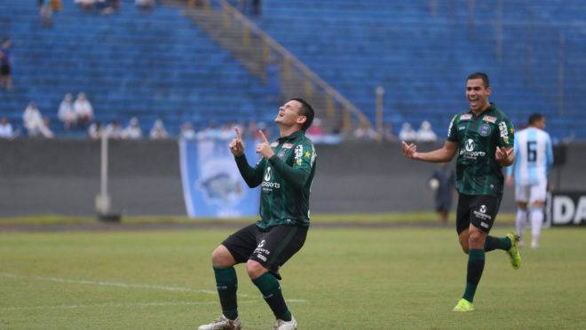 Ruy comemora um dos dois gols contra o Londrina. Jogo foi o número 18 invicto do Coritiba