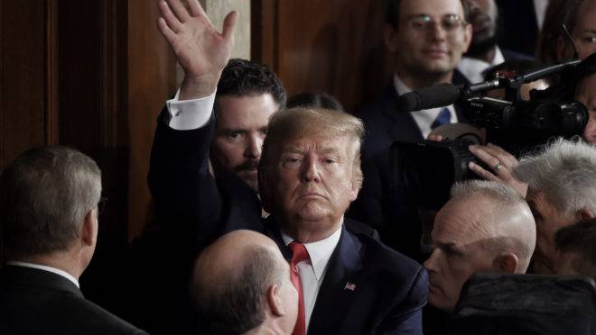 O presidente americano Donald Trump, após fazer o discurso do Estado da União, um dia antes da votação do seu impeachment no Senado.