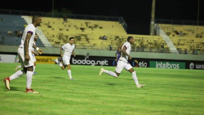 Thiago Alves marcou dois gols e garantiu a classificação do Paraná