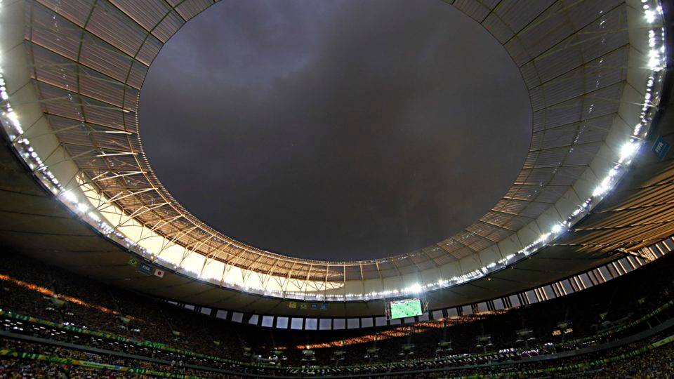 Copa América no Brasil é alvo de críticas. Pesquisa atesta eficácia da Coronavac. Bolsonaro encaminha filiação Estádio Nacional Mané Garrincha, em Brasília. Vista das arquibancadas, a partir do gramado.