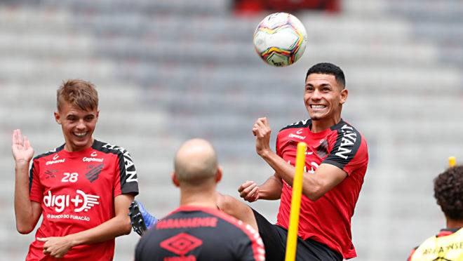 Zagueiro Luan Patrick pode ser a novidade entre os titulares, enquanto o volante Léo Gomes volta depois de participar do time principal.