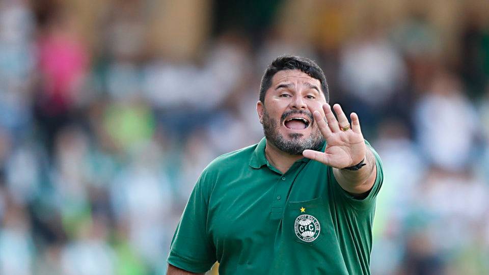 Barroca vê Coritiba sofrer com lesões, mas isenta preparação por perdas Barroca vê Coritiba sofrer com lesões, mas isenta preparação por perdas