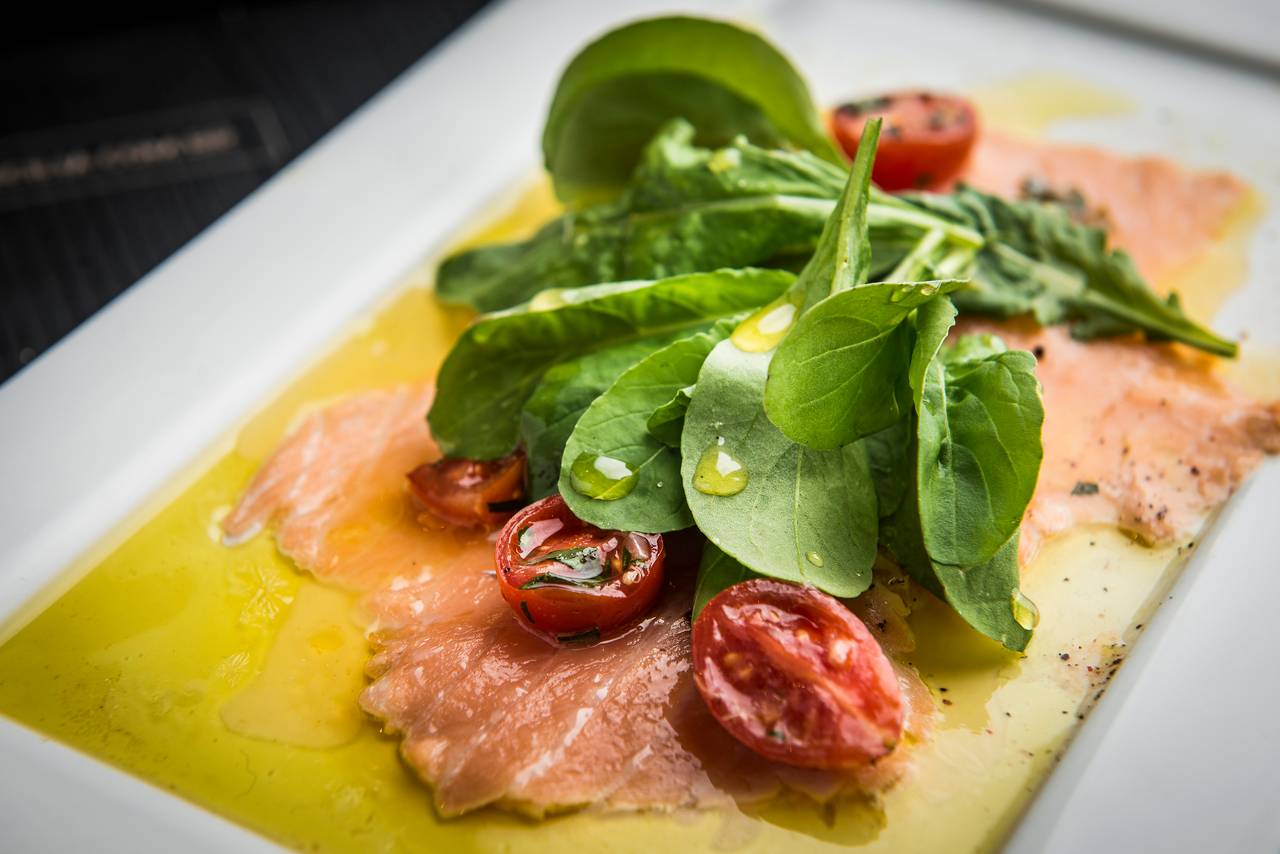 Scottata de salmão com rúcula e redução de laranja. Foto: Letícia Akemi/Bom Gourmet Scottata de salmão com rúcula e redução de laranja. Foto: Letícia Akemi/Bom Gourmet