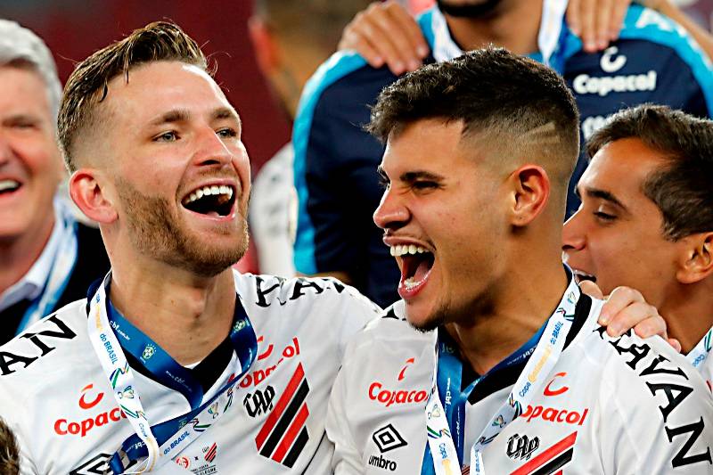 Léo Pereira e Bruno Guimarães na conquista da Copa do Brasil pelo Athletico. Albari Rosa/Arquivo/Gazeta do Povo Léo Pereira e Bruno Guimarães na conquista da Copa do Brasil pelo Athletico. Albari Rosa/Arquivo/Gazeta do Povo