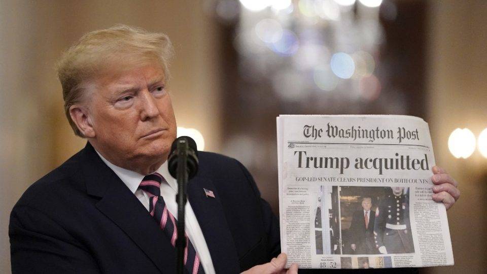 O Senado dos EUA absolve Trump O presidente dos EUA, Donald Trump, exibe uma cópia do Washington Post com a manchete “Trump absolvido”, em discurso na Casa Branca, 6 de fevereiro de 2020
