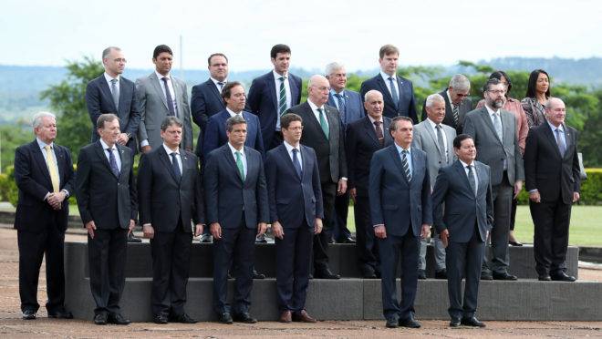 Jair Bolsonaro acompanha cerimônia de hasteamento da Bandeira Nacional ao lado de ministros de Estado e outras autoridades do governo.