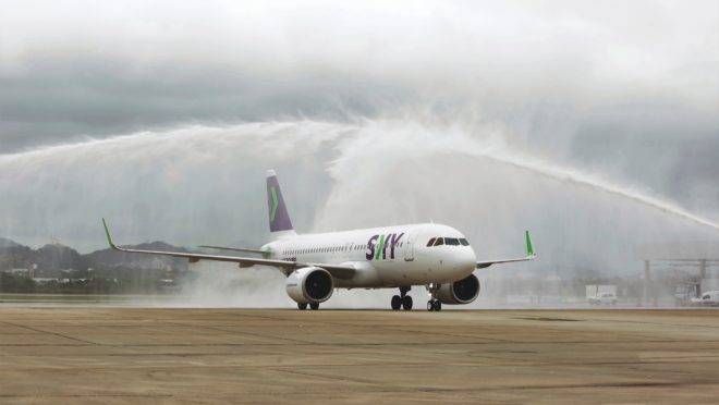 A chilena Sky é uma das aéreas low-cost que aterrissaram no país nos últimos meses. Mas tributos e outros fatores ainda mantém outras companhias afastadas do país.