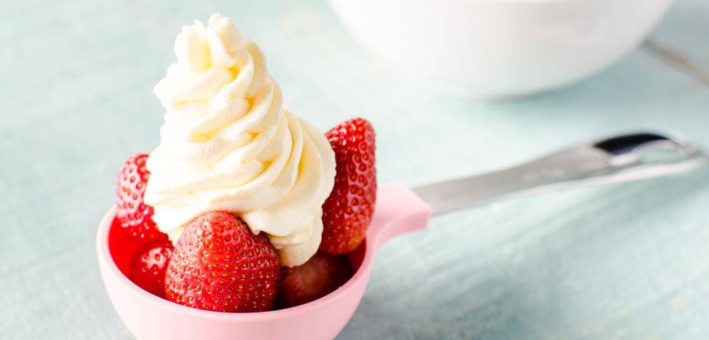 Chantilly com morangos preparado pelo chef Guilherme Guzela para o Dicas em 1 Minuto. Foto: Fred Kendi/Gazeta do Povo