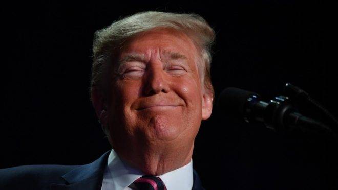 O presidente dos EUA, Donald Trump, comemora a sua absolvição no processo de impeachment, 6 de fevereiro de 2020