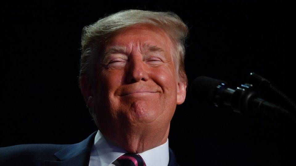 Trump mais perto do segundo mandato O presidente dos EUA, Donald Trump, comemora a sua absolvição no processo de impeachment, 6 de fevereiro de 2020