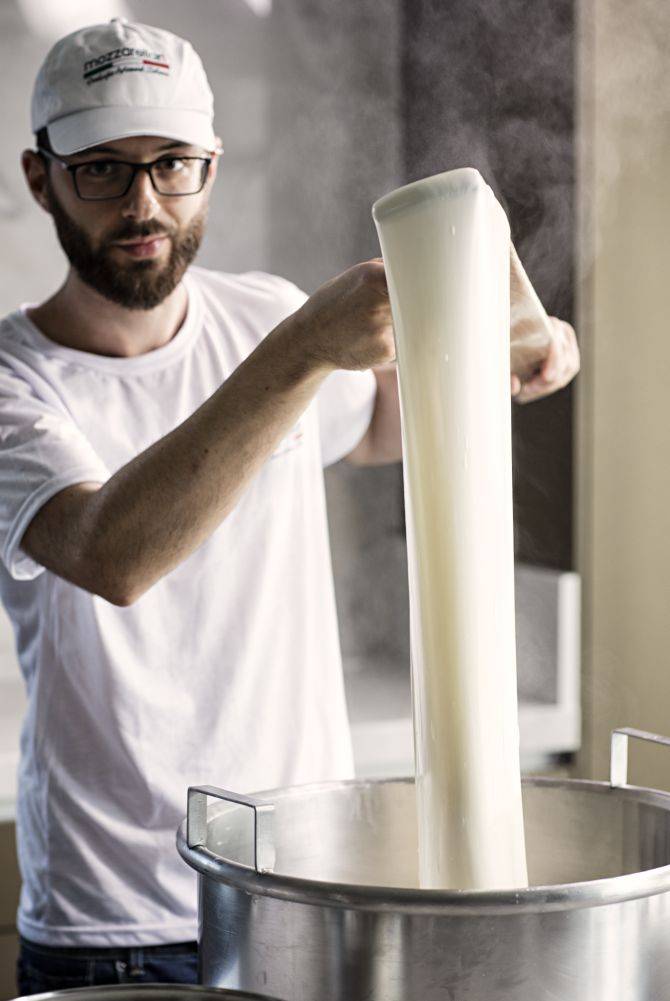 A autêntica burrata é feita com leite cru de vaca. Foto: Alexandre Mazzo / Gazeta do Povo A autêntica burrata é feita com leite cru de vaca. Foto: Alexandre Mazzo / Gazeta do Povo