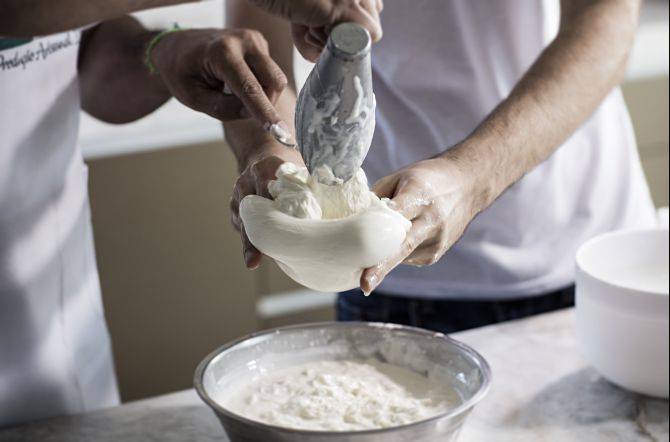 A bola de muçarela fresca é recheada com stracciatella, uma mistura de muçarela desfiada e creme de leite. Foto: Alexandre Mazzo / Gazeta do Povo A bola de muçarela fresca é recheada com stracciatella, uma mistura de muçarela desfiada e creme de leite. Foto: Alexandre Mazzo / Gazeta do Povo