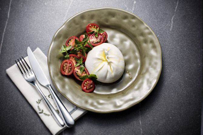 Tomates frescos, manjericão e azeite de oliva são os acompanhamentos infalíveis da autêntica burrata. Foto: Alexandre Mazzo / Gazeta do Povo Tomates frescos, manjericão e azeite de oliva são os acompanhamentos infalíveis da autêntica burrata. Foto: Alexandre Mazzo / Gazeta do Povo