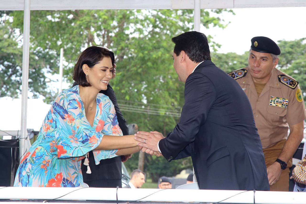 Michelle Bolsonaro cumprimenta o governador do Paraná, Ratinho Júnior.