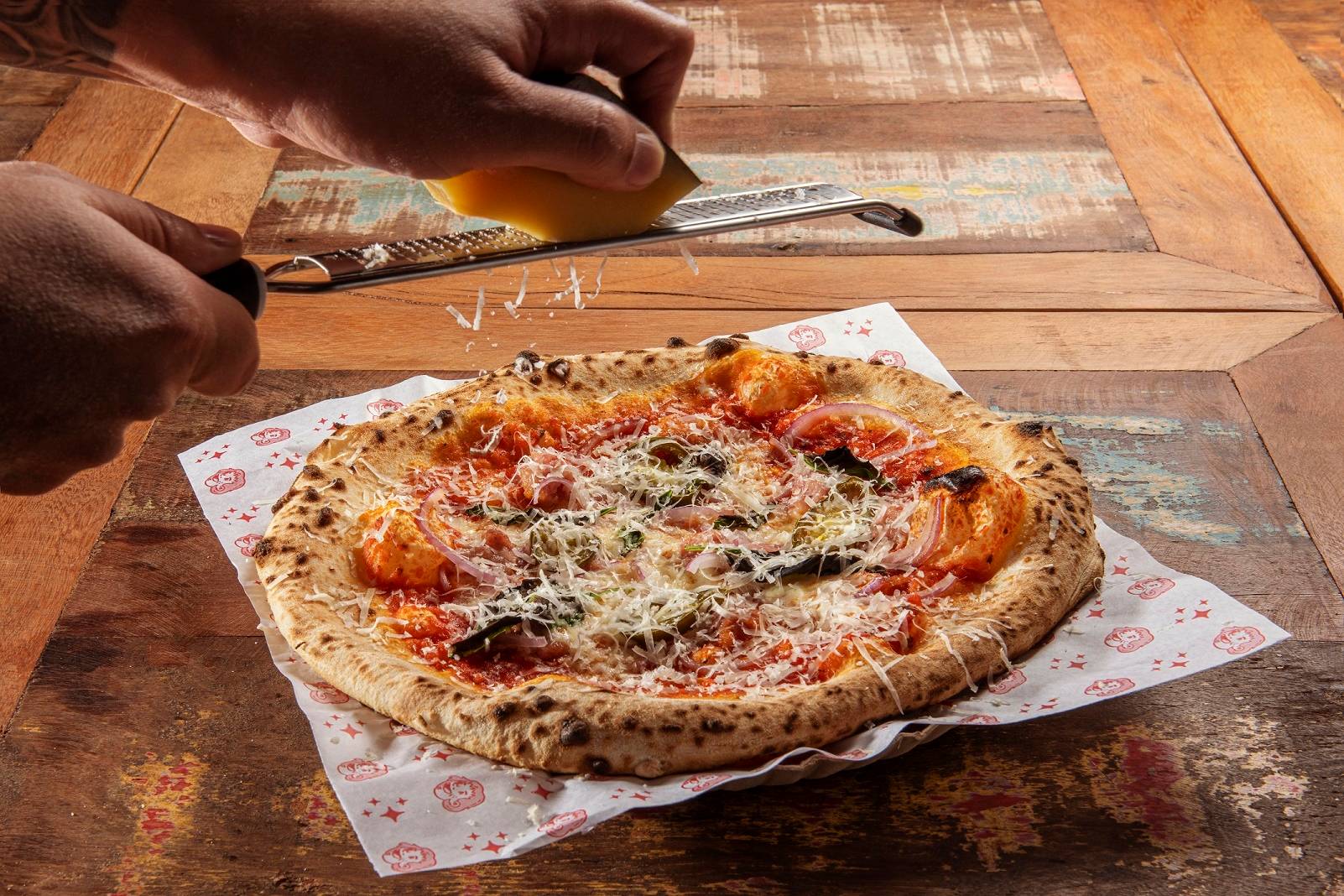 A pizza Granada leva alho, linguiça Blumenau e cebola roxa. Foto: Divulgação A pizza Granada leva alho, linguiça Blumenau e cebola roxa. Foto: Divulgação