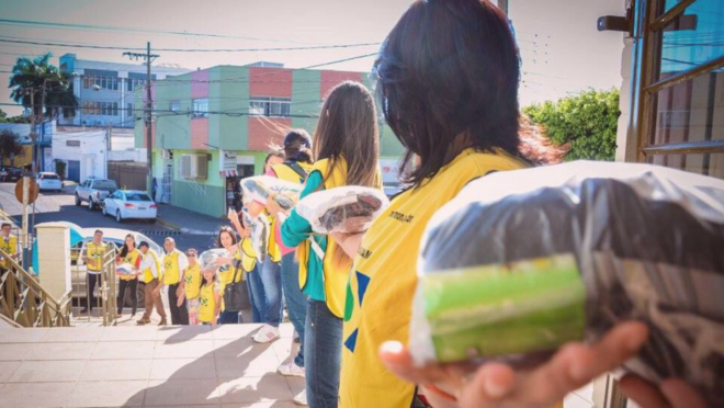 Mãos que Ajudam: programa de serviço comunitário mobiliza voluntários há 20 anos