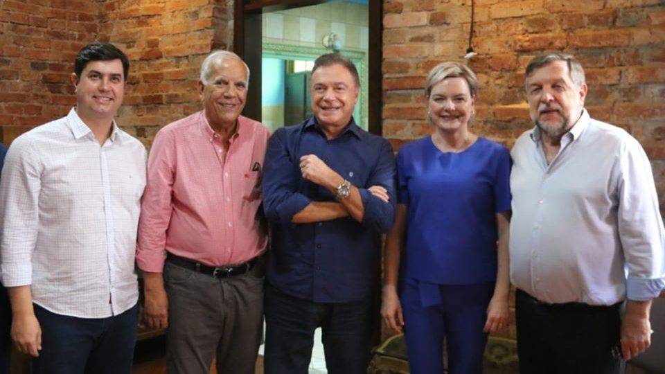 Podemos, partido que cresceu de cima pra baixo, busca criar raízes no Paraná Senadores do Podemos do Paraná na filiação de Carol Arns, filha do senador Flavio Arns (Rede).