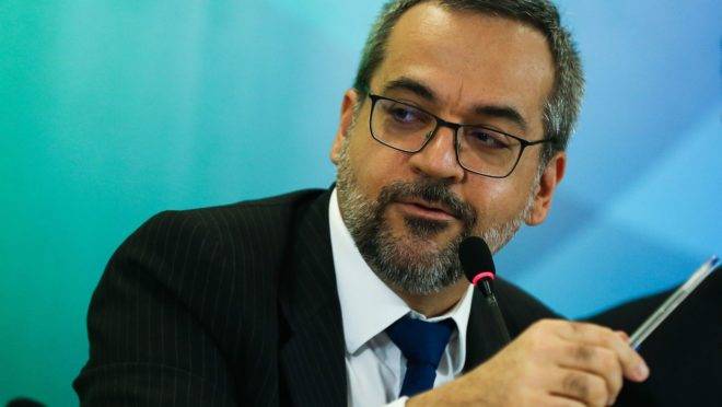 MEC revoga portaria que limitava pesquisadores de participarem de congressos científicos