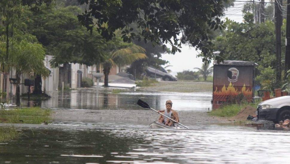Temporal alaga ruas e casas no Litoral do Paraná