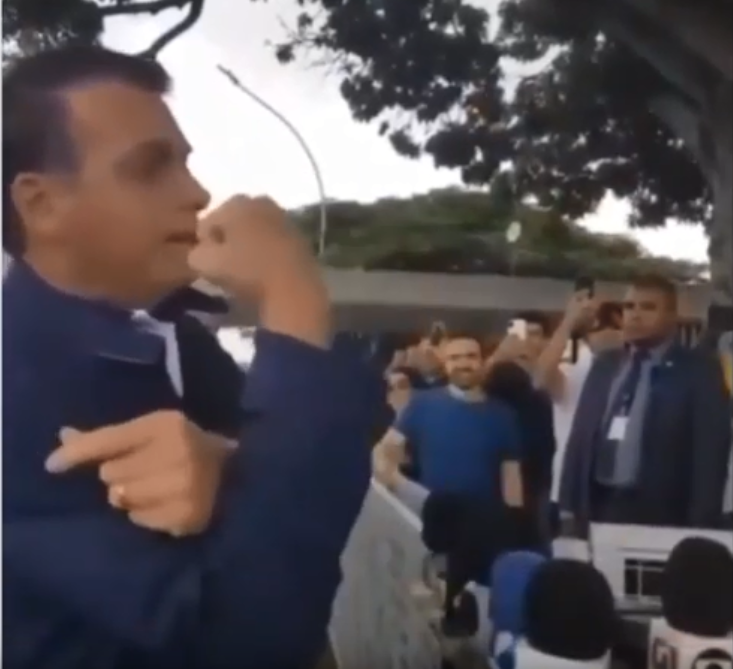 Bolsonaro dá uma banana para jornalistas