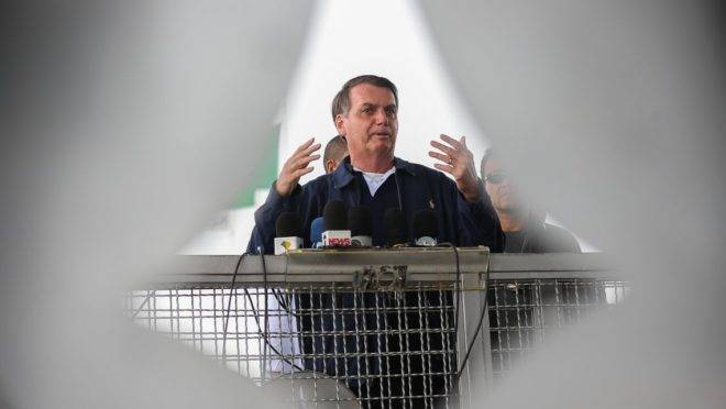 Bolsonaro diz que pode visitar brasileiros de Wuhan, epicentro do coronavírus