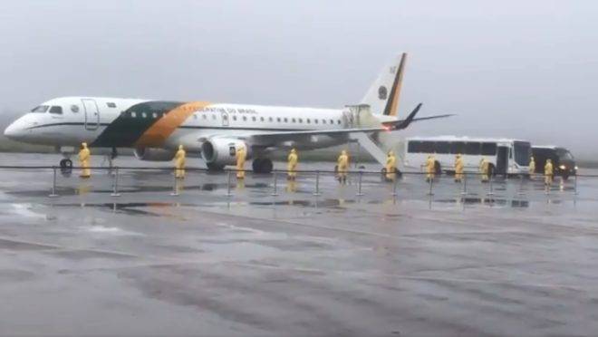 Avião da FAB que trouxe brasileiros de Wuhan é abordado na pista da Base Aérea de Anápolis, em Goiás