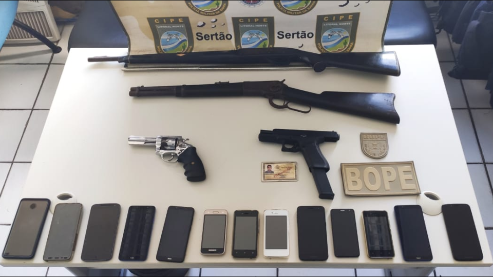 Miliciano morto na Bahia tinha 4 armas e 13 celulares em seu esconderijo