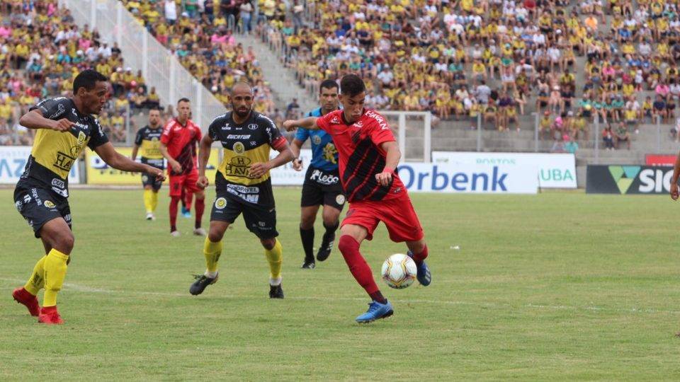 FC Cascavel marca no fim, derruba o Athletico e assume a liderança FC Cascavel marca no fim, derruba o Athletico e assume a liderança