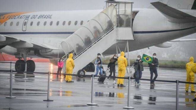 Brasileiros resgatados na China chegam para quarentena em Anápolis, Goiás.