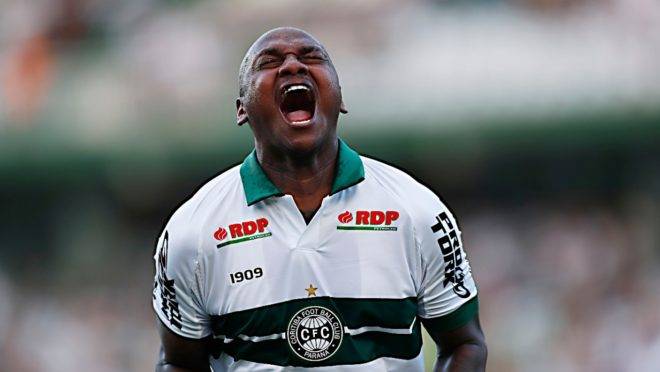 Sassá comemora gol em goleada por 6 a 1 sobre o União