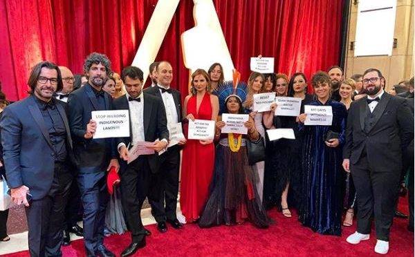 A diretora Petra Costa, indicada ao Oscar de melhor documentário pelo filme “Democracia em Vertigem”, na noite da premiação em Los Angeles, 9 de fevereiro de 2020