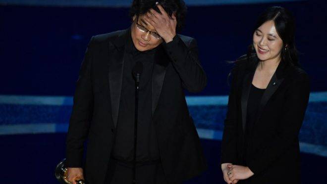 O cineasta sul-coreano Bong Joon Ho recebe o prêmio de melhor diretor por “Parasita” durante a cerimônia do Oscar 2020. Parasita levou quatro estatuetas, incluindo a de melhor filme